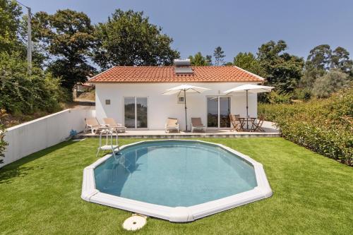 a small swimming pool in the yard of a house at Refugio Das Vinhas in Celorico de Basto