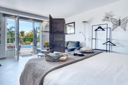 a bedroom with a large bed and a living room at Park Carpe Diem Studio in Busot