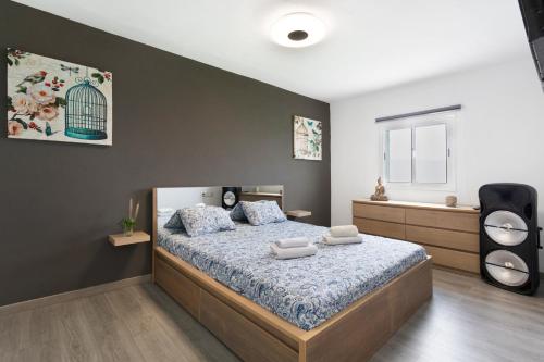 a bedroom with a bed with two towels on it at Villa Candelaria in La Matanza de Acentejo