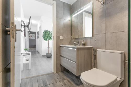 a bathroom with a toilet and a sink at Villa Candelaria in La Matanza de Acentejo
