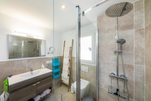 a bathroom with a shower and a sink and a toilet at Apartamento La Pergola in Font de Sa Cala