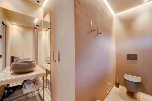 a bathroom with a sink and a toilet at Casa Sonngart in Parcines