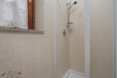 a shower with a glass door in a bathroom at Quadrilocale Via D'annunzio in San Teodoro