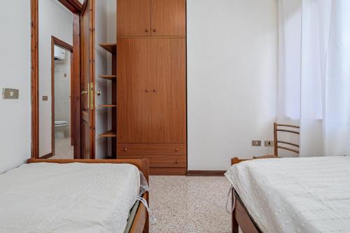 a bedroom with two beds and a closet at Quadrilocale Via D'annunzio in San Teodoro