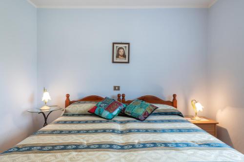 una camera da letto con un letto su cui sono appoggiate due lampade di Appartamento Chia A a Chia