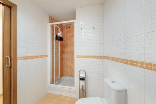 a bathroom with a toilet and a shower at Niu Turistic Olvan in Olvan