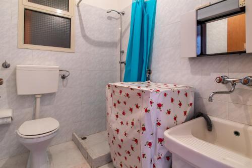 a bathroom with a toilet and a sink and a tub at Casa Riviera in Donnalucata