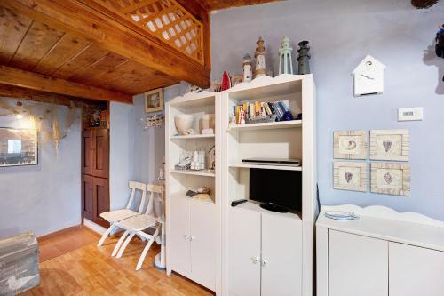 a living room with a white book shelf at Mansarda Dei Pescatori in Imperia
