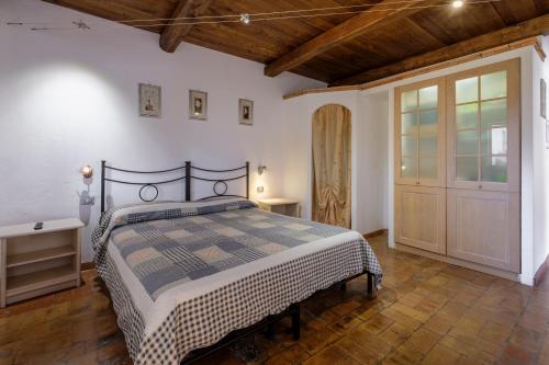 a bedroom with a bed and a wooden ceiling at Casale I Cascetti in Piancastagnaio