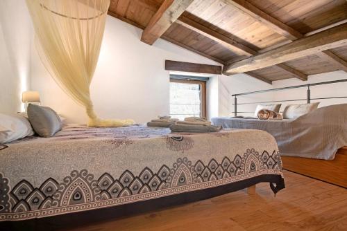 a bedroom with two beds and a window at Nature House Custu Giancu in Cichero