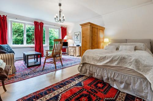 a bedroom with a bed and a chair and a table at Ferienwohnung im Reiterparadies in Salzhausen