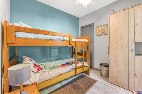a bunk bed room with two bunk beds at Maison de pecheur Arcachon in Arcachon