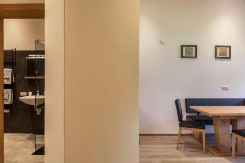a room with a table and a dining room at Kwelle zur Natur Rehwiese in Obernberg am Brenner