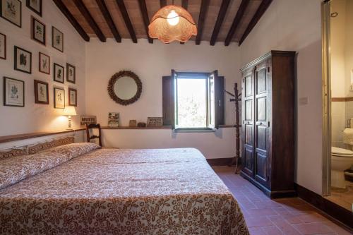 a bedroom with a bed and a window and a toilet at La Casa dei Mandorli in Talamone