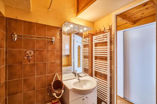 a bathroom with a sink and a mirror at Appartement Avec Balcon St Honore in Saint-Honoré