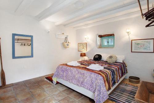 a bedroom with a bed in a room at Sira Stonehouse lll in Volímai