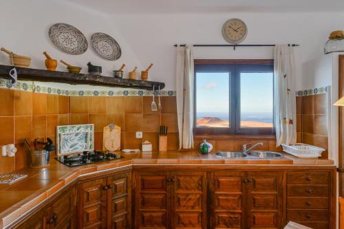 a kitchen with a sink and a window at Casa Vereda del Risco in Ye
