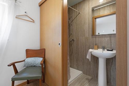 a bathroom with a sink and a toilet and a shower at Refúgio de Fátima in Fátima