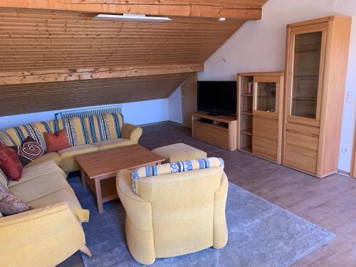 a living room with a couch and chairs and a table at Ferienwohnung Käppeler in Salem