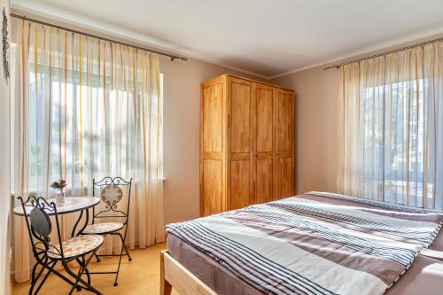 a bedroom with a bed and a table and chairs at Im Rosengarten in Zell am Harmersbach