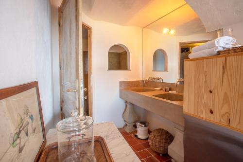 ein Badezimmer mit Waschbecken und Spiegel in der Unterkunft La Maison de Constance in Cavalaire-sur-Mer