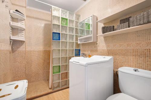 a bathroom with a toilet and a sink at Apartamento Cristobal in Morro del Jable