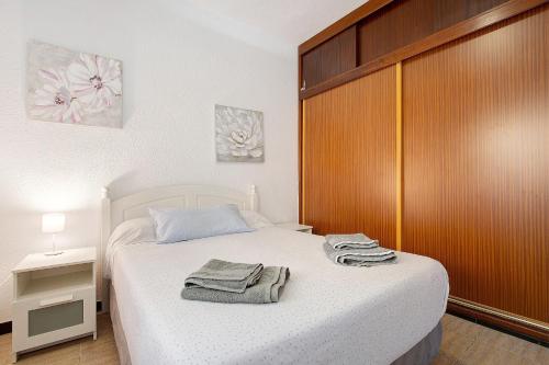 a bedroom with a bed with two towels on it at Apartamento Cristobal in Morro del Jable