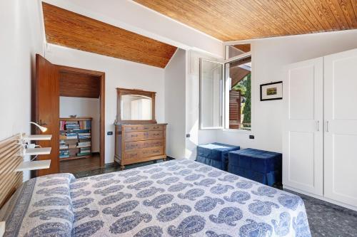 a bedroom with a bed and a wooden ceiling at Attico Con Vista in Moneglia