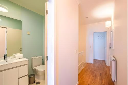 a bathroom with a toilet and a sink at T3 Moledo Com Piscina e Vista Mar in Moledo