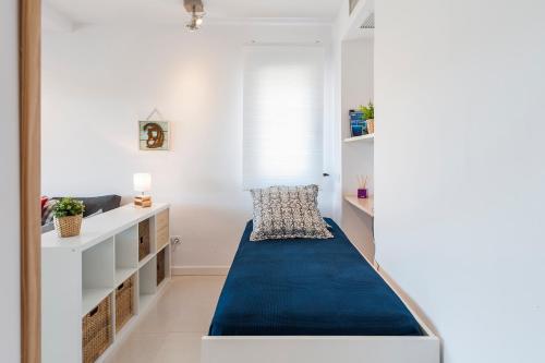 Habitación con cama con manta azul en BLUE FIN Tarifa, en Tarifa