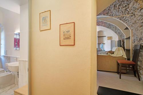 a hallway leading to a bathroom and a bedroom at Le scale, borgo dei pescatori in Cervo