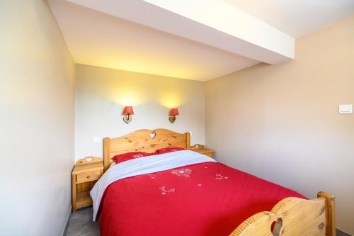 a bedroom with a red bed in a room at Chalet La Sportive in Cornimont
