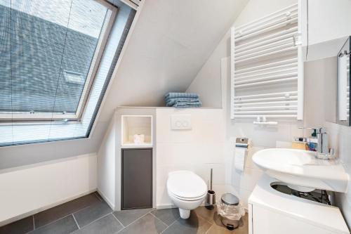 a bathroom with a toilet and a sink at Zum Kanal in Steinau