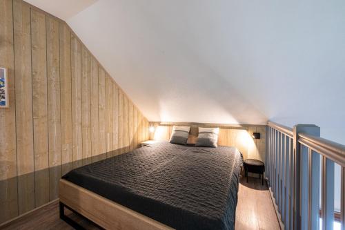 a bedroom with a bed in a room at Appartement C21 in Valloire