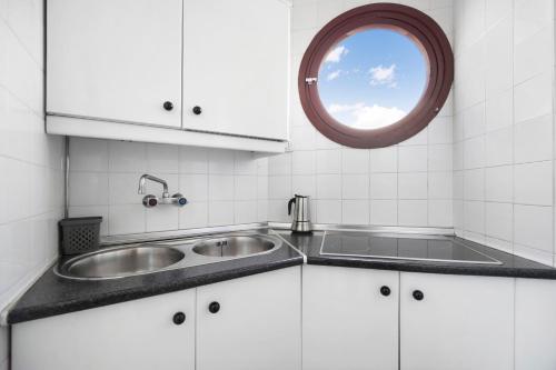 a kitchen with a sink and a window at Sol y mar in Sanlúcar de Barrameda