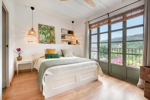 a bedroom with a bed and a window at Ca la Pasita 28 in Beniali