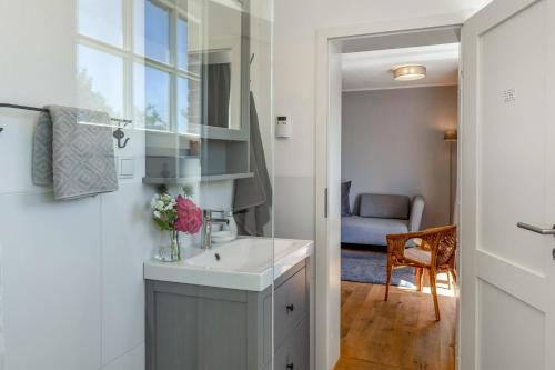 a bathroom with a sink and a mirror at Der Flusshof, Scheunenwohnung in Werben
