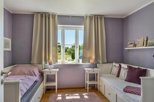 a bedroom with two beds and a window at Der Flusshof, Scheunenwohnung in Werben