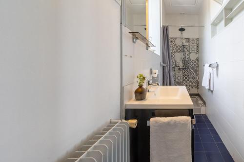 un bagno con un lavandino, uno specchio e un lavandino di Maison La Barge a Cubjac