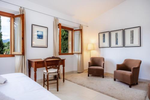 a bedroom with a desk and two chairs at Casa en Centro Histórico Pollença in Pollença