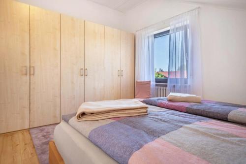 ein Schlafzimmer mit zwei Betten und einem Fenster in der Unterkunft Fewo Siebert in Eichbühl