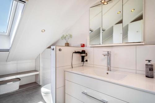 ein weißes Badezimmer mit Waschbecken und Toilette in der Unterkunft Fewo Siebert in Eichbühl