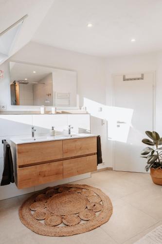 a bathroom with a sink and a mirror at Wohnung am Bodensee in Moos