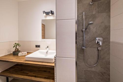 a bathroom with a sink and a shower at Ferienwohnung am Mühlbachl in Rohrberg