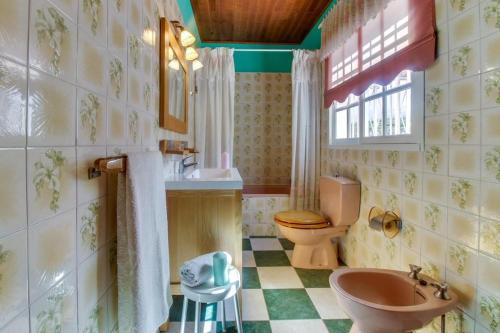 a bathroom with a toilet and a sink and a tub at Villa Morera in Arafo