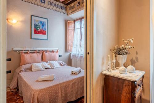 a bedroom with a bed and a table with towels on it at Romantic Apartment Near Pisa Lucca in Bientina