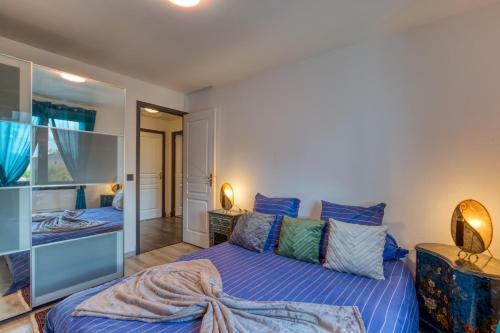 a bedroom with two beds and a mirror at Chambre d’hôtes Béziers in Béziers