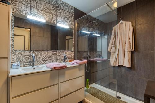 a bathroom with a sink and a shower at Chambre d’hôtes Béziers in Béziers