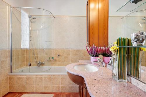 a bathroom with a sink and a tub at Casa Giuly in Stazzona