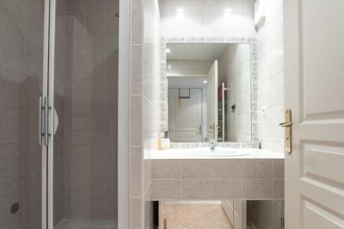 a bathroom with a sink and a mirror at Petit Paradis à Cavalaire in Cavalaire-sur-Mer